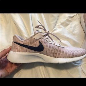 light pink nike tennis shoes